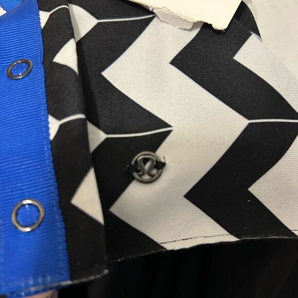 NWT Lululemon Vinyasa Scarf Luon Light
Arrow Chevron White Black / Black - Picture 8 of 11